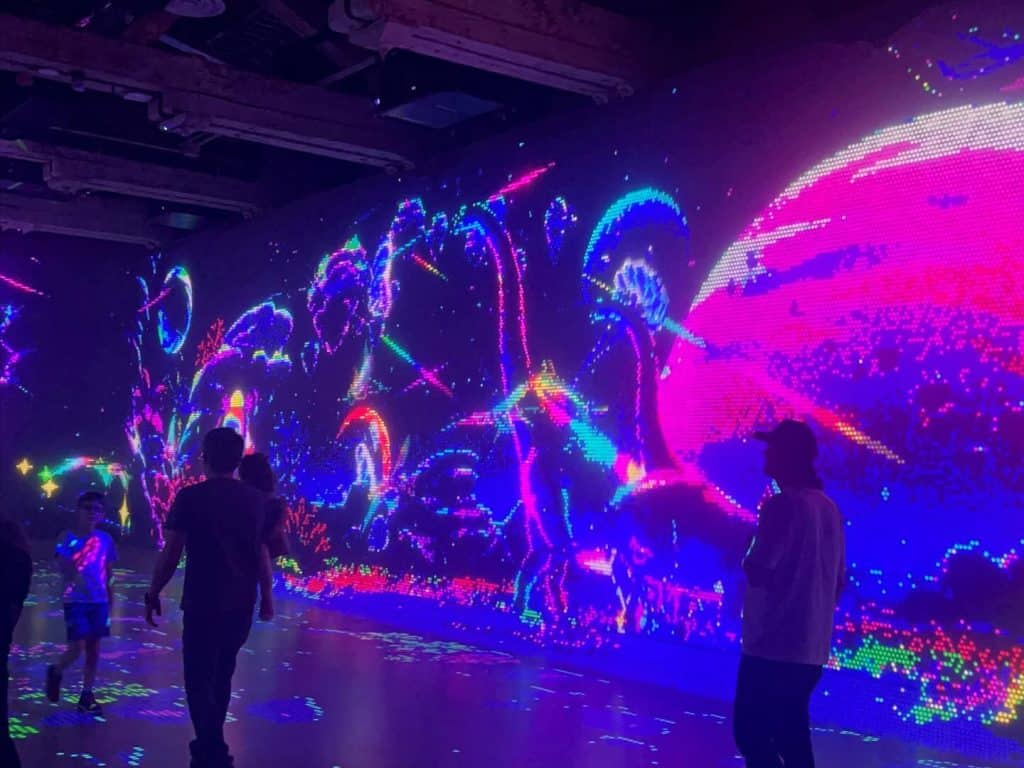 You can now experience a gigantic immersive Lite-Brite exhibit in ...