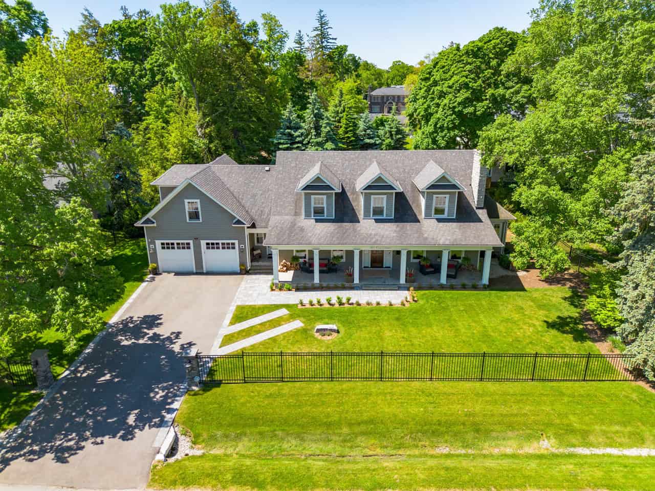 10 must-see features of this property near the lake in Oakville, listed by Sam McDadi Real Estate Inc.